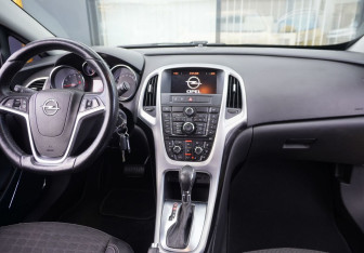 Подержанный автомобиль Opel Astra Hatchback 2012 года (12 фото)