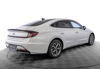 Подержанный автомобиль Hyundai Sonata 2021 года (5 фото)