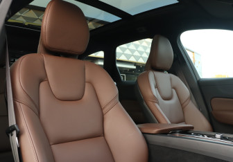 Подержанный автомобиль Volvo XC60 2020 года (14 фото)