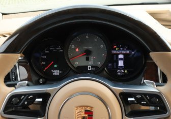 Подержанный автомобиль Porsche Macan 2014 года (11 фото)