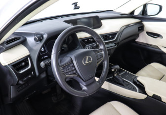 Подержанный автомобиль Lexus UX 2021 года (9 фото)