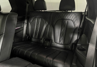 Подержанный автомобиль BMW X7 2021 года (29 фото)