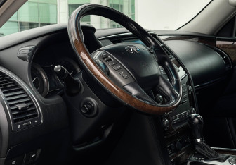 Подержанный автомобиль Infiniti QX56 2013 года (13 фото)