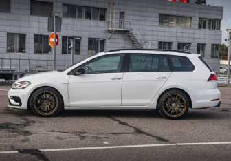 Подержанный автомобиль Volkswagen Golf R Wagon 2020 года (8 фото)