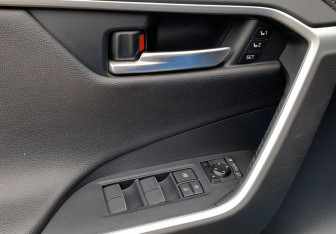 Подержанный автомобиль Toyota RAV4 2020 года (13 фото)