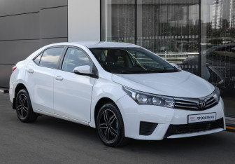 Подержанный автомобиль Toyota Corolla Sedan 2013 года (3 фото)