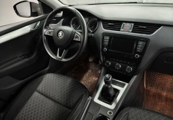 Подержанный автомобиль Skoda Octavia Liftback 2016 года (10 фото)
