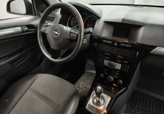 Подержанный автомобиль Opel Astra Hatchback 2010 года (11 фото)