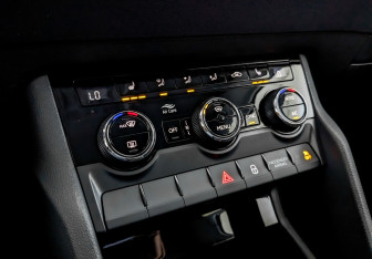 Подержанный автомобиль Skoda Karoq 2021 года (28 фото)