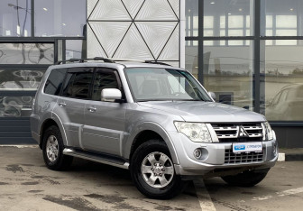 Подержанный автомобиль Mitsubishi Pajero 2011 года (3 фото)
