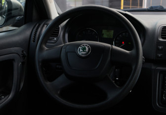 Подержанный автомобиль Skoda Fabia Hatchback 2012 года (11 фото)
