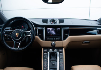 Подержанный автомобиль Porsche Macan 2017 года (11 фото)