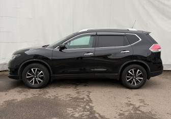 Подержанный автомобиль Nissan X-Trail 2015 года (8 фото)