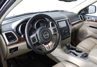 Подержанный автомобиль Jeep Grand Cherokee 2012 года (9 фото)