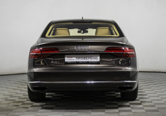 Подержанный автомобиль Audi A8 2014 года (6 фото)
