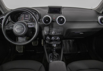 Подержанный автомобиль Audi A1 2011 года (13 фото)