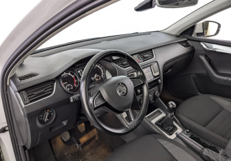 Подержанный автомобиль Skoda Octavia Liftback 2019 года (15 фото)