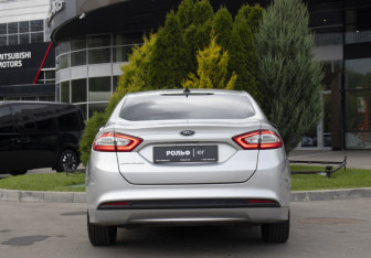 Подержанный автомобиль Ford Mondeo Sedan 2017 года (6 фото)