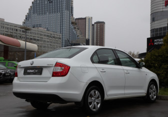 Подержанный автомобиль Skoda Rapid Liftback 2016 года (4 фото)