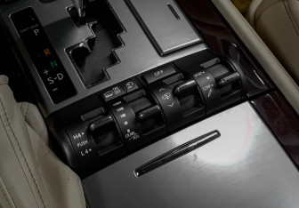 Подержанный автомобиль Lexus LX 2014 года (17 фото)