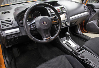 Подержанный автомобиль Subaru XV 2012 года (16 фото)