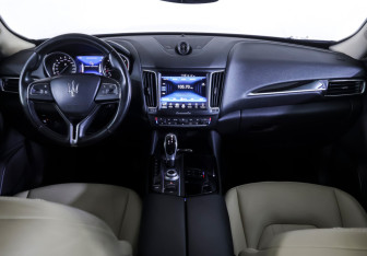 Подержанный автомобиль Maserati Levante 2018 года (12 фото)