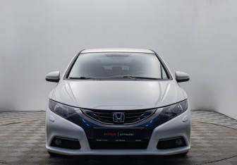 Подержанный автомобиль Honda Civic Hatchback 2012 года (8 фото)