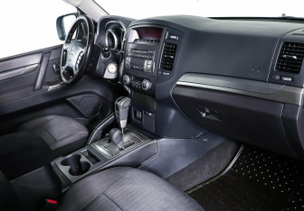 Подержанный автомобиль Mitsubishi Pajero 2012 года (9 фото)