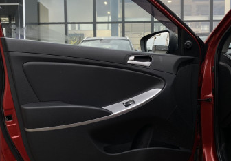 Подержанный автомобиль Hyundai Solaris Hatchback 2011 года (14 фото)