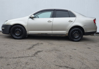 Подержанный автомобиль Volkswagen Jetta Sedan 2008 года (8 фото)