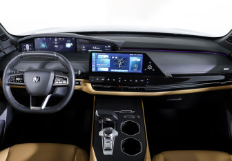 Подержанный автомобиль Changan UNI-K 2023 года (13 фото)