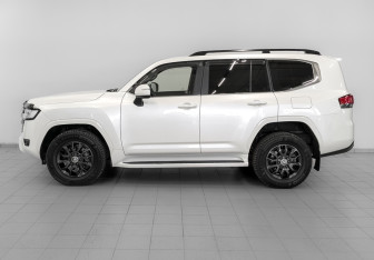 Подержанный автомобиль Toyota Land Cruiser Suv 2021 года (8 фото)