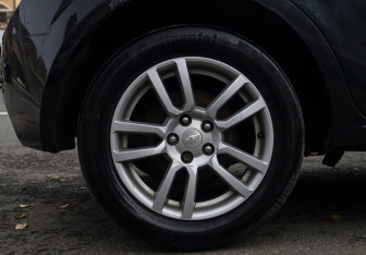 Подержанный автомобиль Chevrolet Aveo Hatchback 2013 года (19 фото)