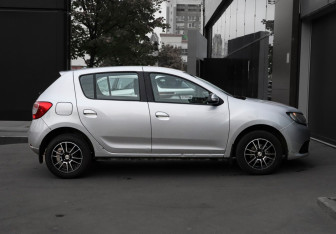 Подержанный автомобиль Renault Sandero 2018 года (4 фото)