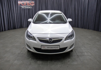 Подержанный автомобиль Opel Astra Hatchback 2011 года (2 фото)
