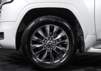 Подержанный автомобиль Toyota Land Cruiser Suv 2021 года (29 фото)