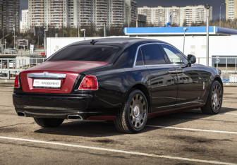 Подержанный автомобиль Rolls-Royce Ghost 2010 года (10 фото)