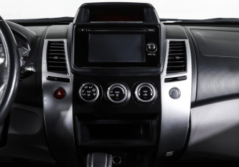 Подержанный автомобиль Mitsubishi Pajero Sport 2015 года (14 фото)