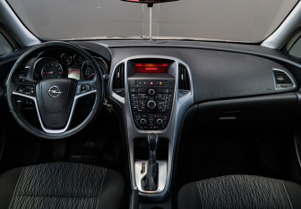 Подержанный автомобиль Opel Astra Hatchback 2012 года (9 фото)