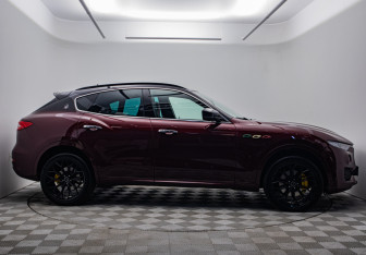 Подержанный автомобиль Maserati Levante 2017 года (4 фото)