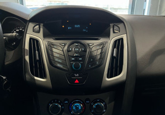 Подержанный автомобиль Ford Focus Hatchback 2013 года (16 фото)