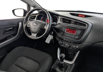 Подержанный автомобиль Kia Ceed Hatchback 2016 года (25 фото)