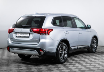 Подержанный автомобиль Mitsubishi Outlander 2018 года (5 фото)