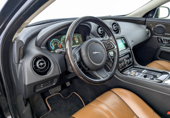 Подержанный автомобиль Jaguar XJ 2019 года (16 фото)