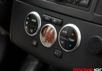 Подержанный автомобиль Nissan Tiida Hatchback 2011 года (14 фото)