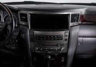 Подержанный автомобиль Lexus LX 2008 года (14 фото)