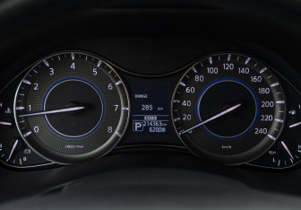 Подержанный автомобиль Infiniti QX80 2013 года (12 фото)