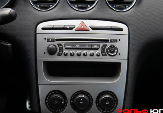 Подержанный автомобиль Peugeot 308 Hatchback 2010 года (13 фото)