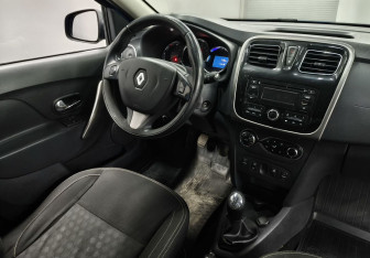 Подержанный автомобиль Renault Sandero 2016 года (10 фото)