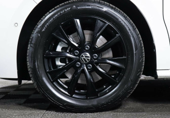 Подержанный автомобиль Volkswagen Multivan 2022 года (10 фото)